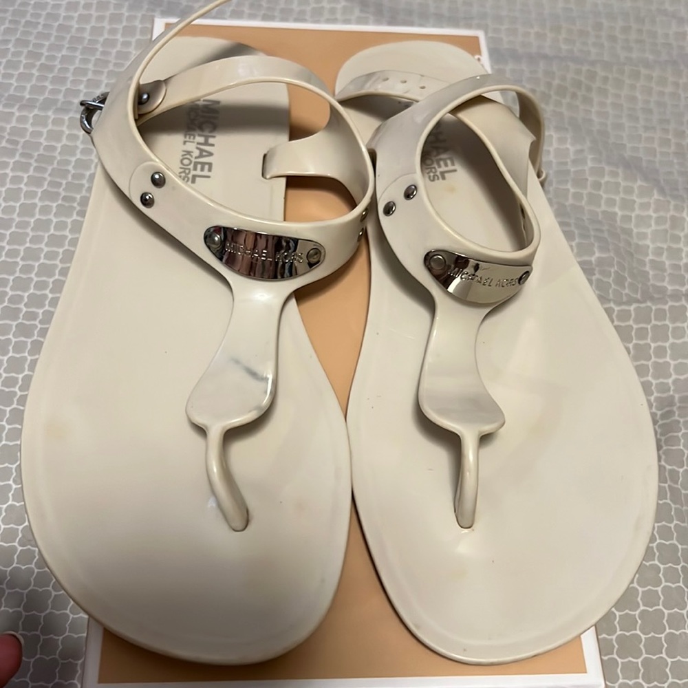 MICHAEL KORS PLATE JELLY THONG